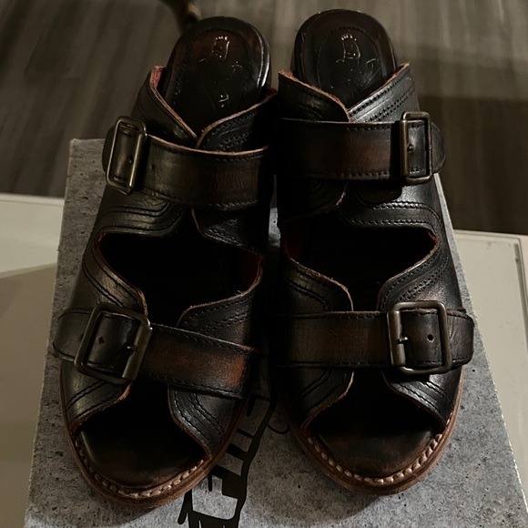 Freebird Women’s Dark Leather Sandal - Picture 4 of 9